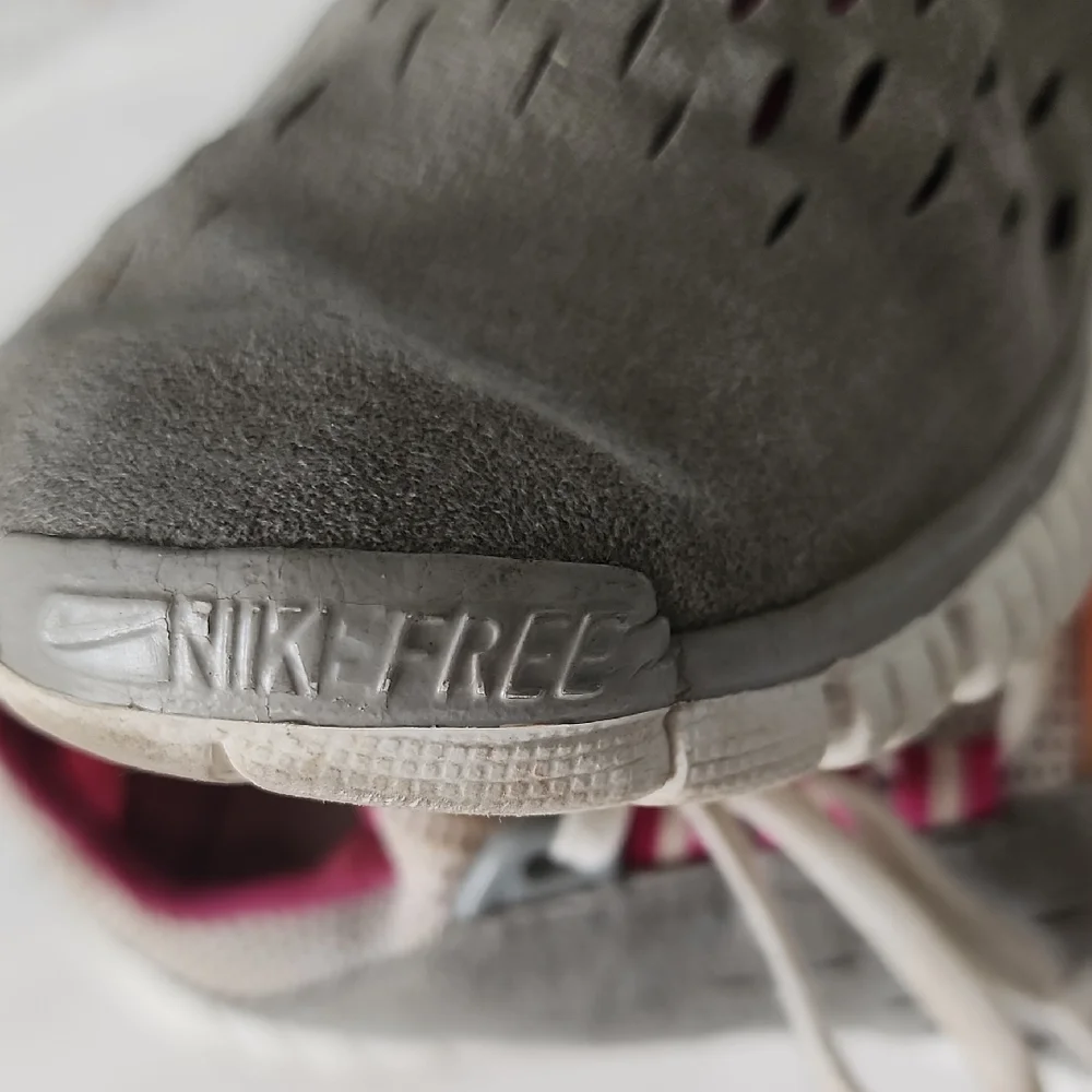 Nike Women's Gray and Pink Sneakers - Picture 9 of 12
